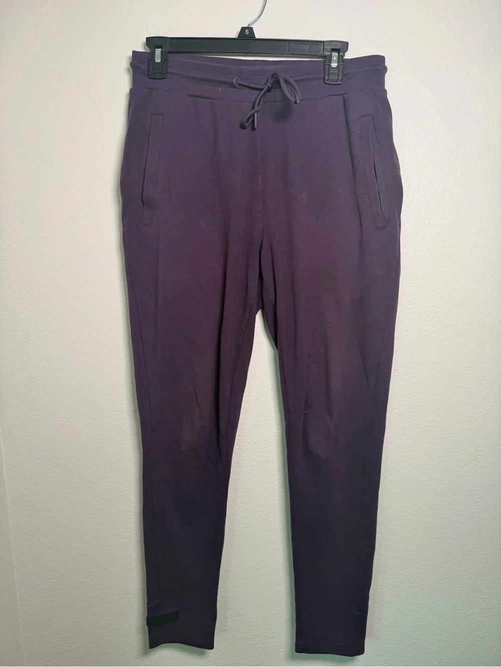 Alphalete Identity Joggers in Plum Size M
